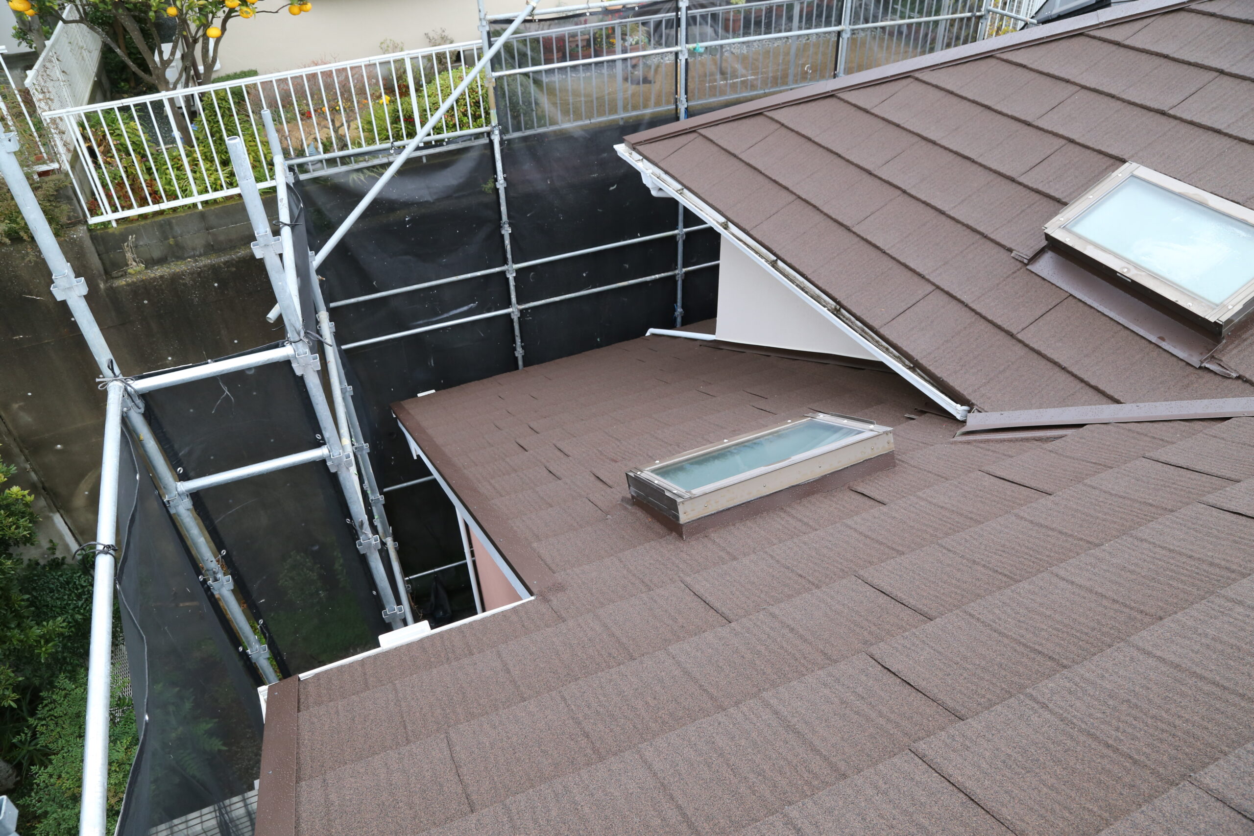 トップライト（天窓）付きの屋根カバー工事